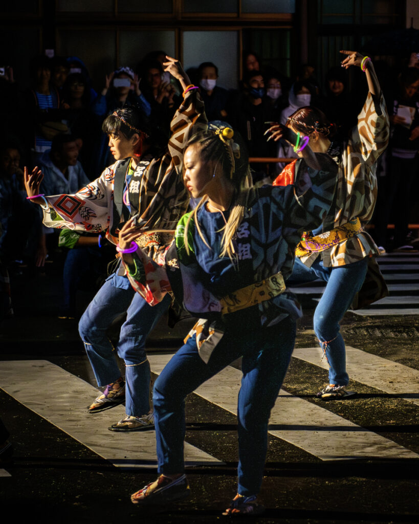 「地踊り披露」長唄に合わせて三味線と囃子方が生演奏し、その前で踊り手が踊ります。