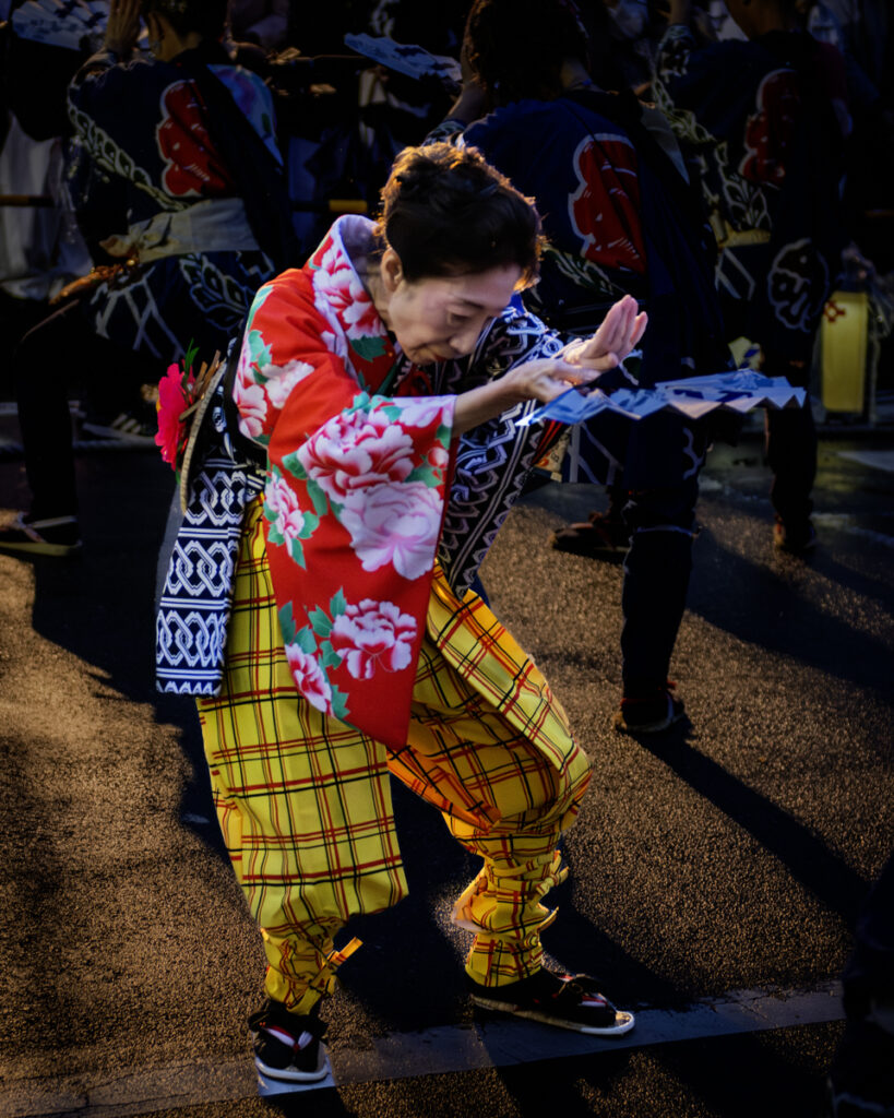 「地踊り披露」長唄に合わせて三味線と囃子方が生演奏し、その前で踊り手が踊ります。