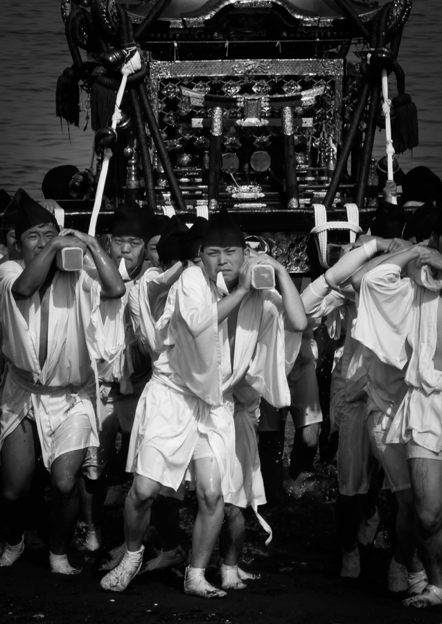 「生還」伊東の秋祭りの、神輿の海上渡御