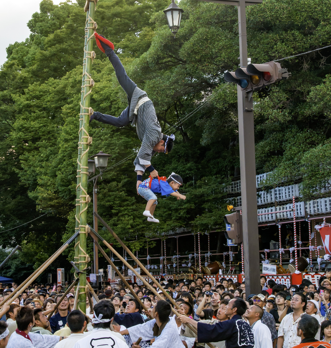 「落とすな～」三島大祭りの梯子乗り

