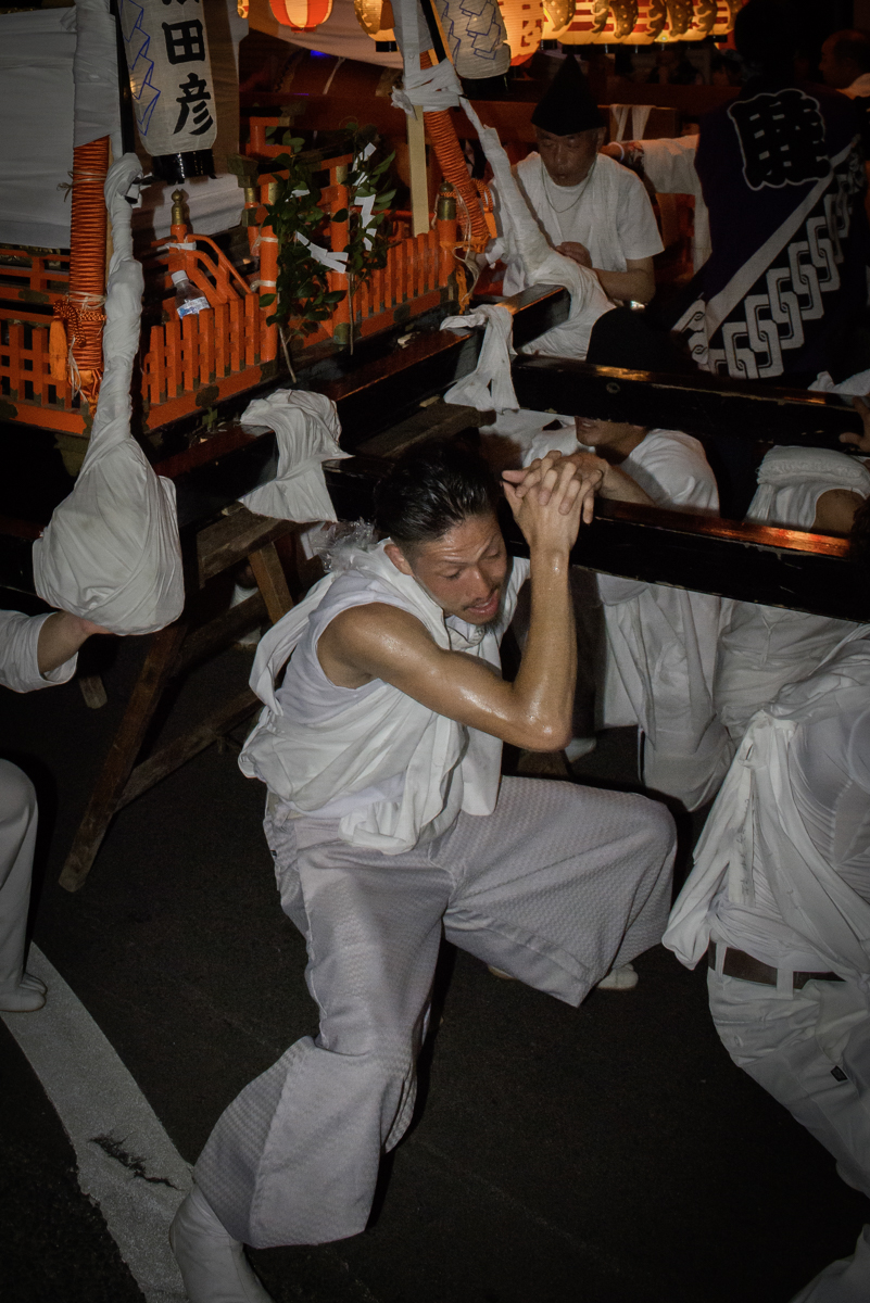 「喧嘩神輿」福島県桑折町の諏訪神社例大祭で、喧嘩神輿が山車と激突するところ