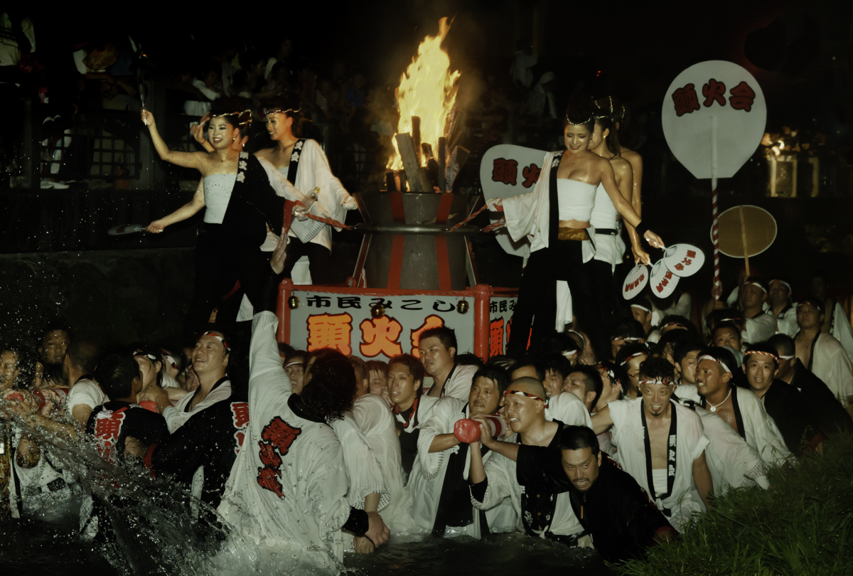 「川を昇る御神火」富士山浅間大社の御神火祭りで、湧玉池に向けて神田川を昇る御神火
