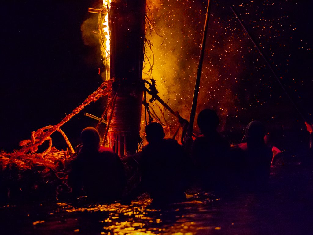 「水霊を鎮める」狩野川の水霊を鎮め、水害から人々を守ることと、水難者を供養するための盆の行事。伊豆の国市。